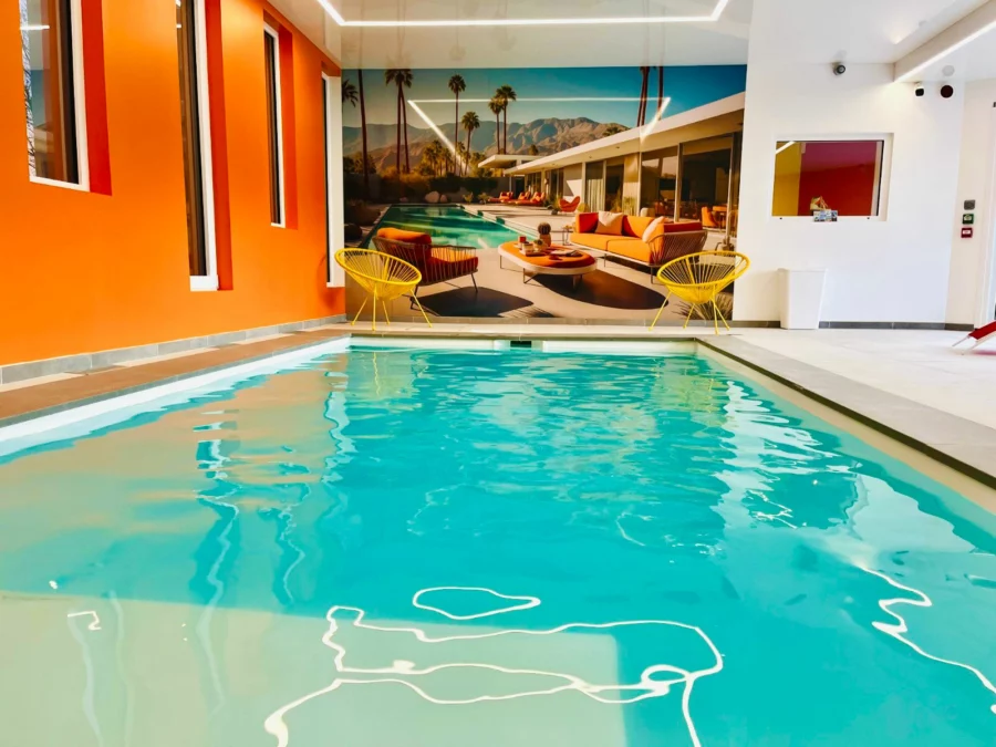 Piscine intérieure chauffée de la Résidence Le California